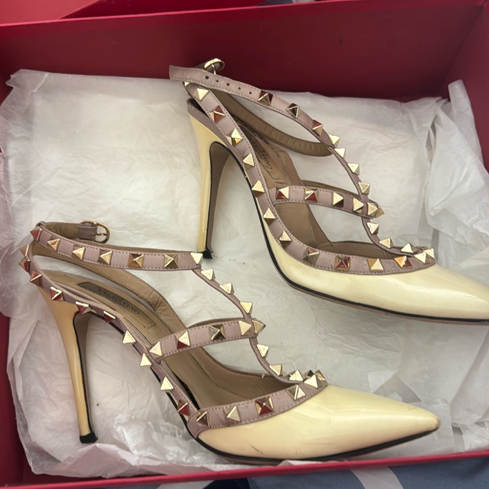 VALENTINO PATENT ROCKSTUD CAGED PUMP